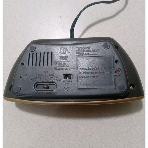Acu-Rite Electric Digital Alarm Clock Retro VTG With Battery Backup Model 13027 - Picture 6 of 6